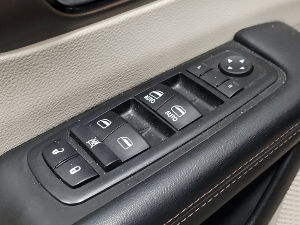Used 2018 Chrysler Pacifica Touring Plus FWD image 33