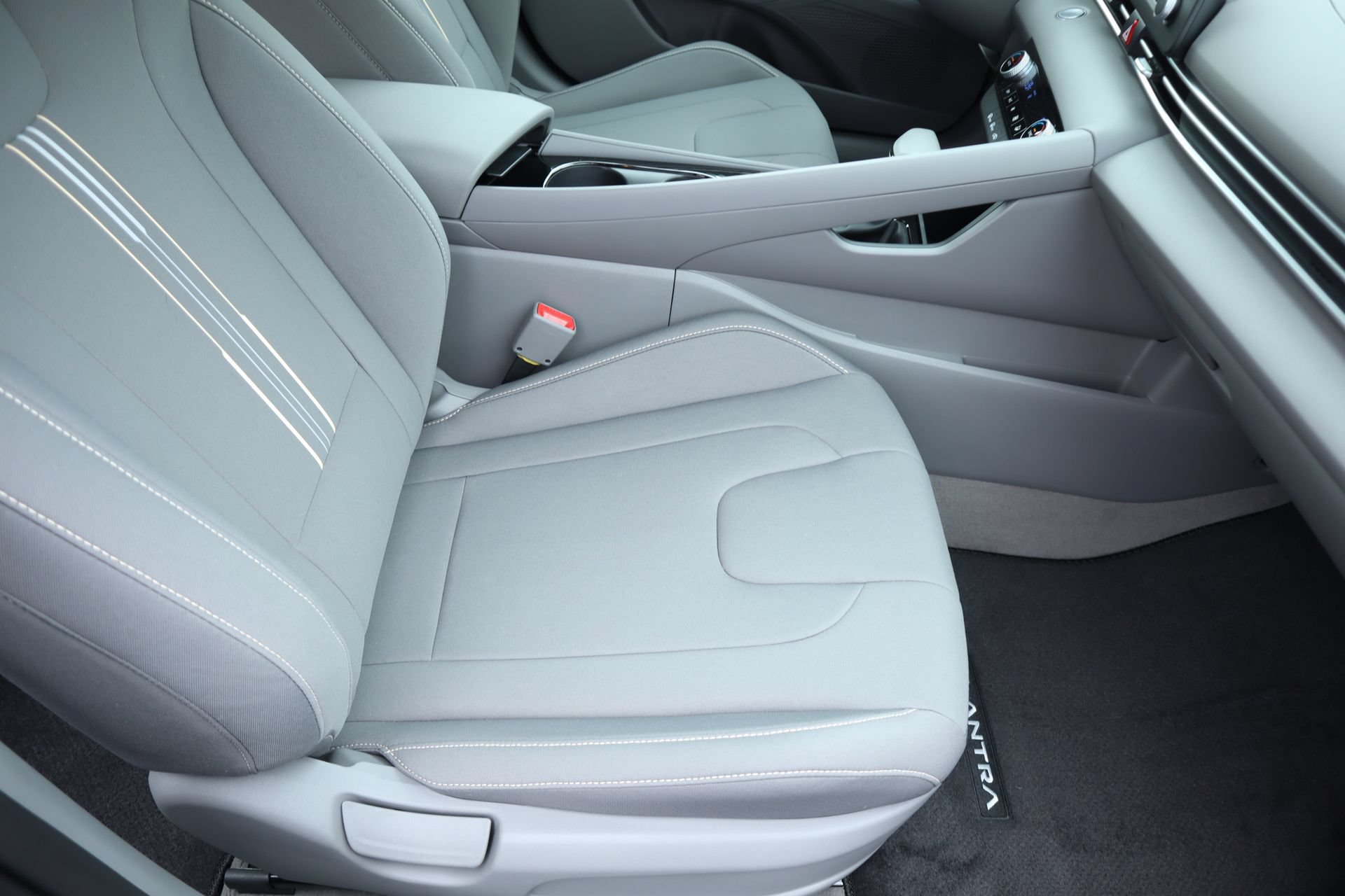 New 2026 Hyundai Elantra Hybrid FWD image 18