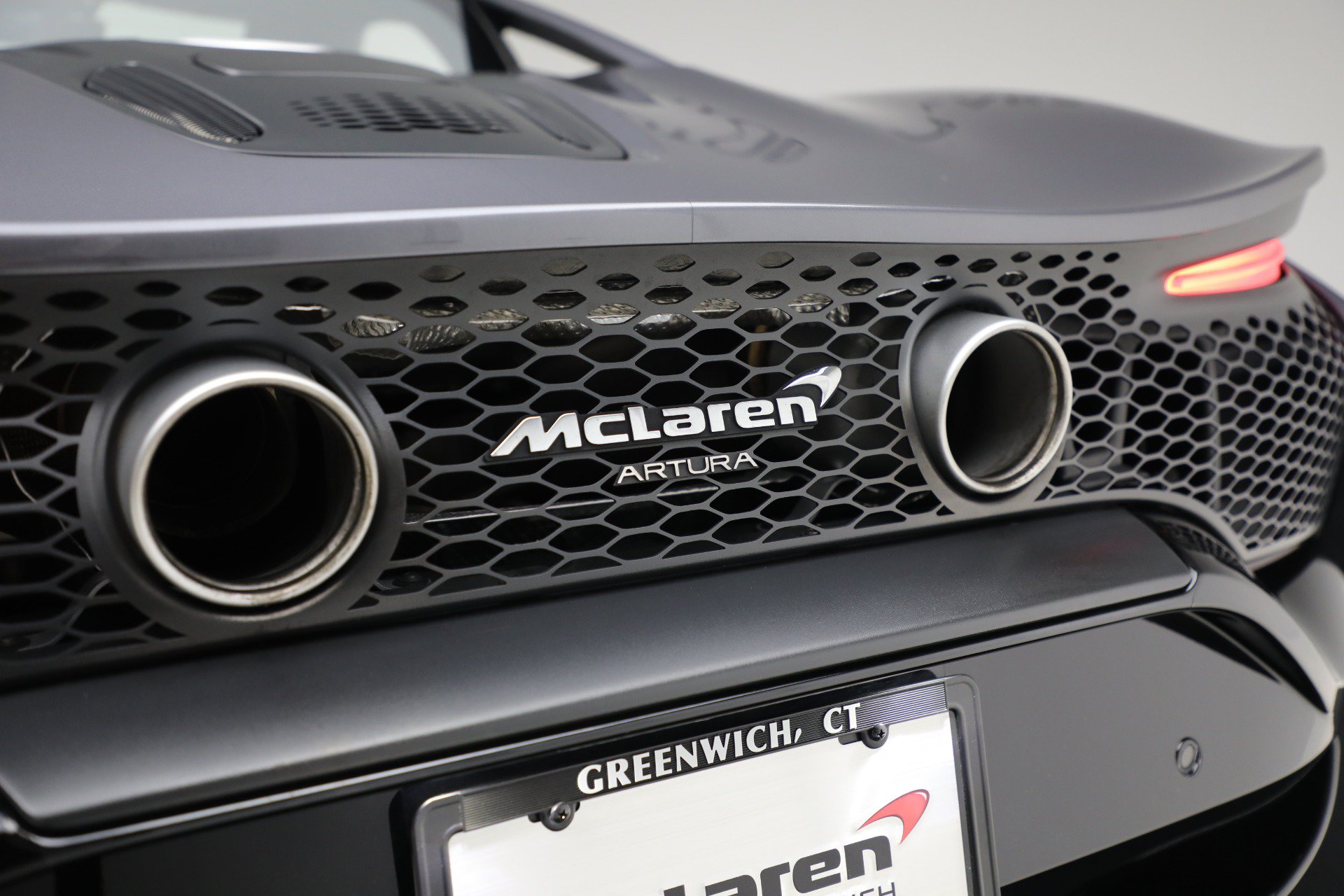 Used 2024 McLaren Artura RWD image 31