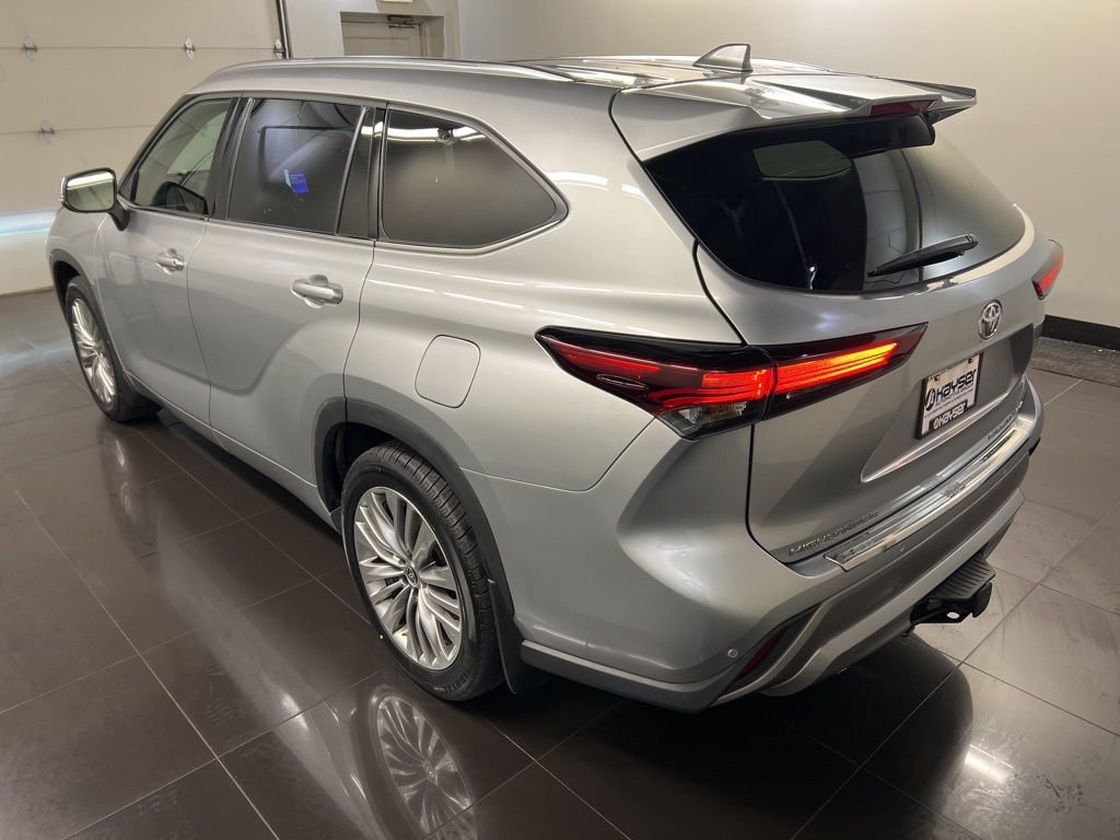 Used 2024 Toyota Highlander Platinum image 4