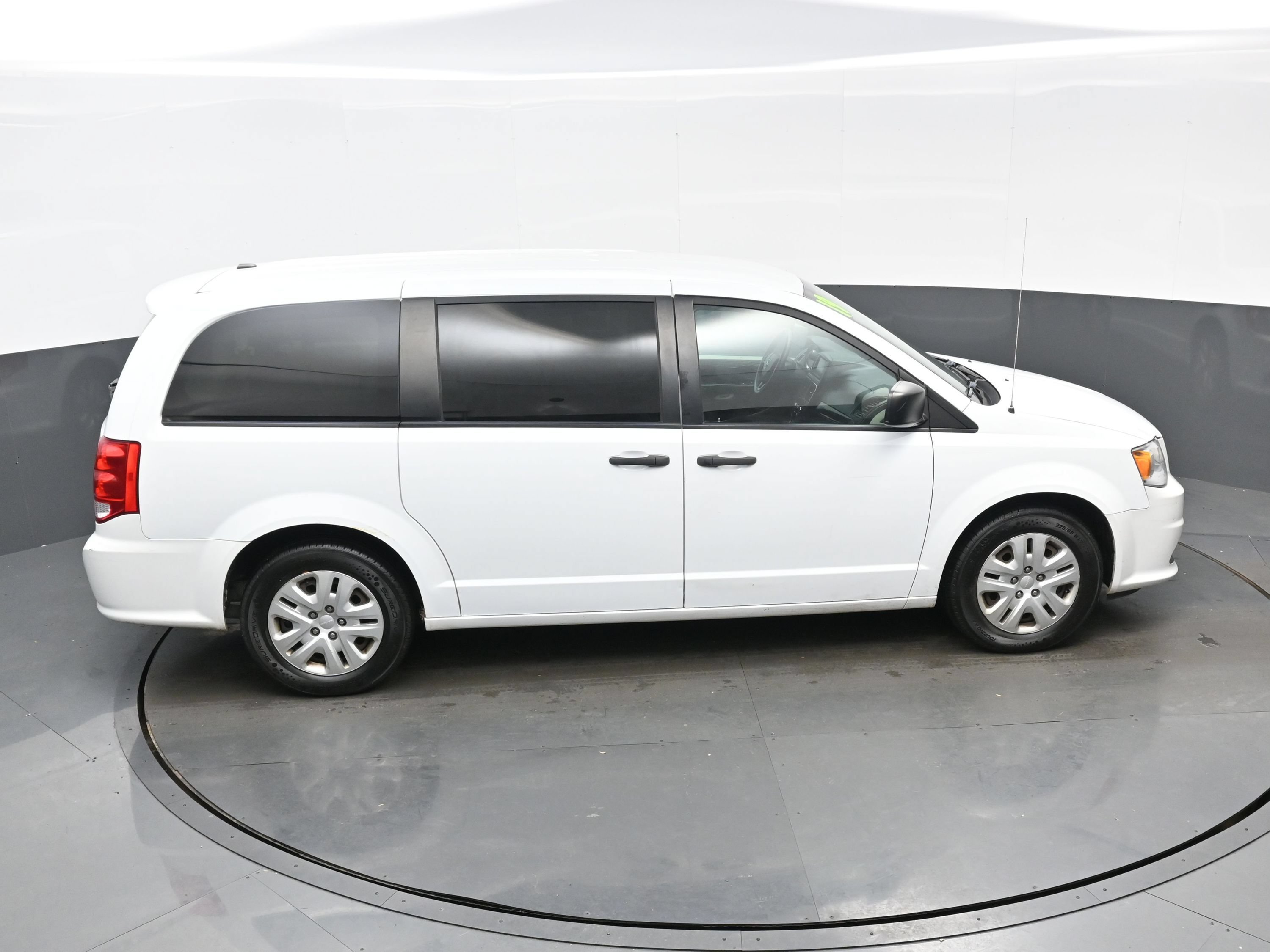 Used 2019 Dodge Grand Caravan SE w/ UConnect Hands-Free Group FWD image 33