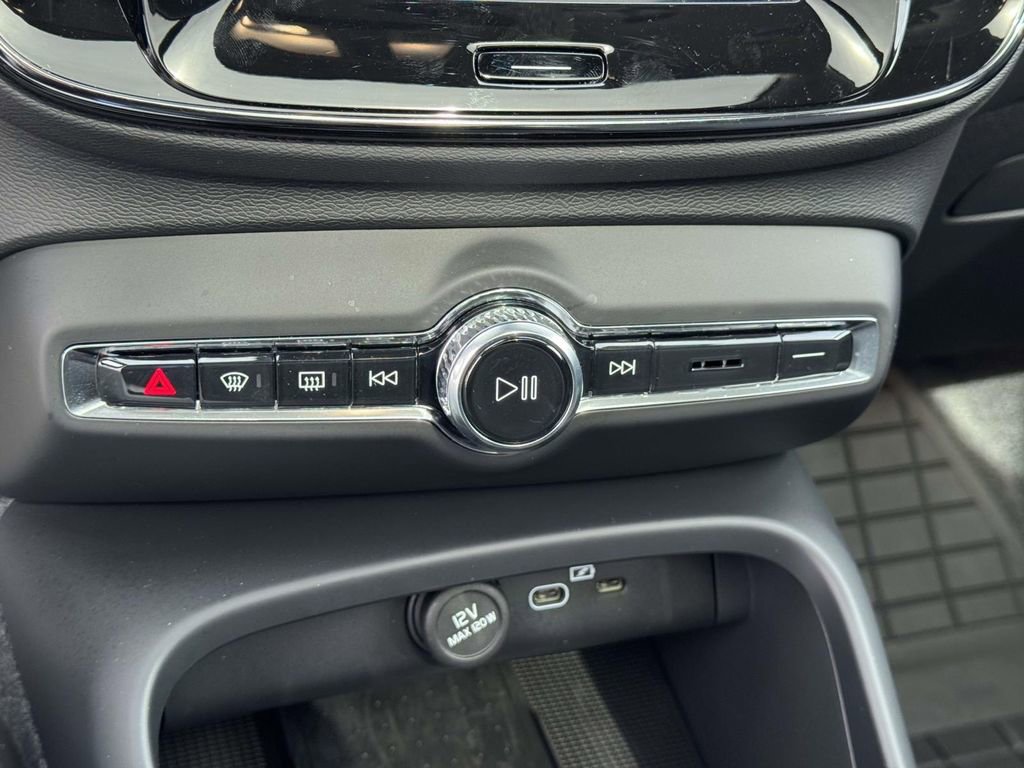 Certified 2026 Volvo XC40 B5 Plus w/ Protection Package Premier image 27