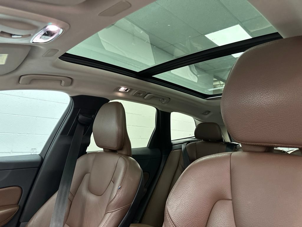 Used 2019 Volvo XC60 T6 Momentum w/ Multimedia Package AWD/4WD image 18