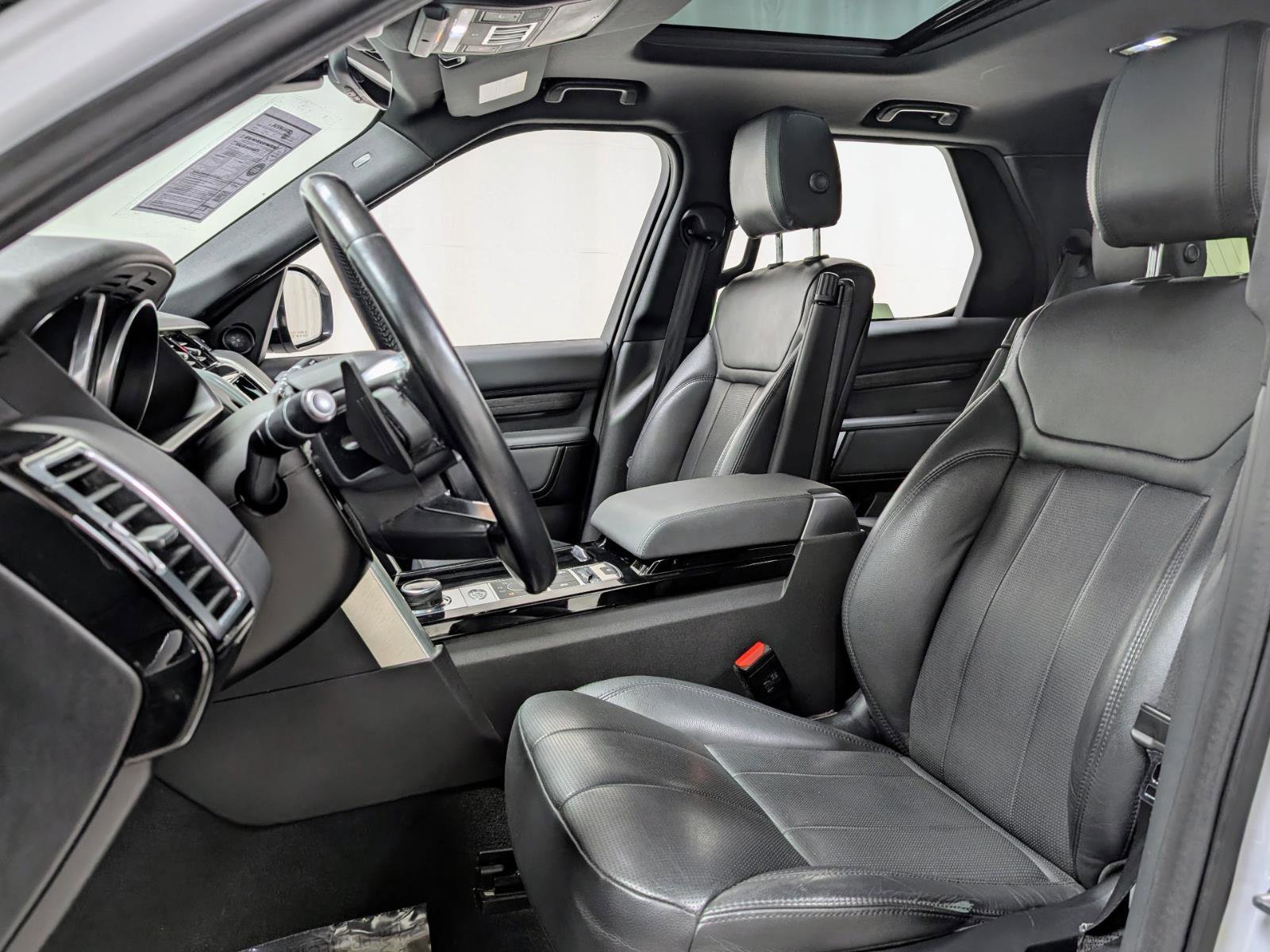 Used 2017 Land Rover Discovery HSE image 15