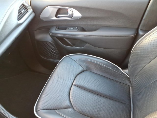 Used 2025 Chrysler Pacifica Limited FWD image 26