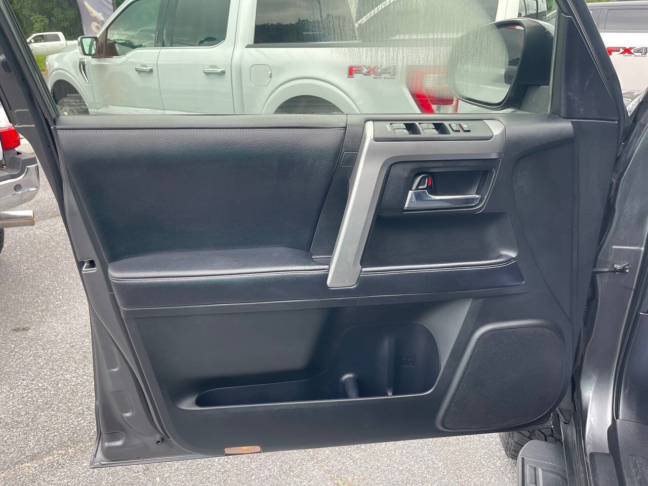 Used 2017 Toyota 4Runner SR5 AWD/4WD image 21