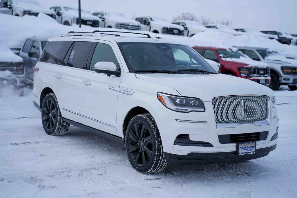 Used 2024 Lincoln Navigator Reserve image 3