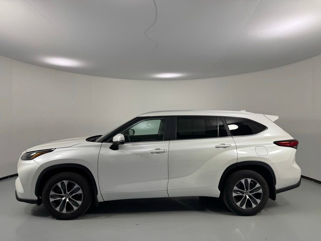 Used 2023 Toyota Highlander XLE AWD/4WD image 4