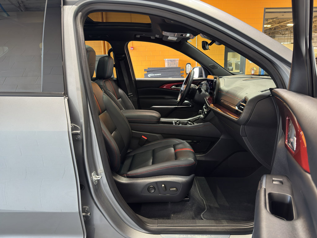 Used 2025 Chevrolet Traverse RS image 22