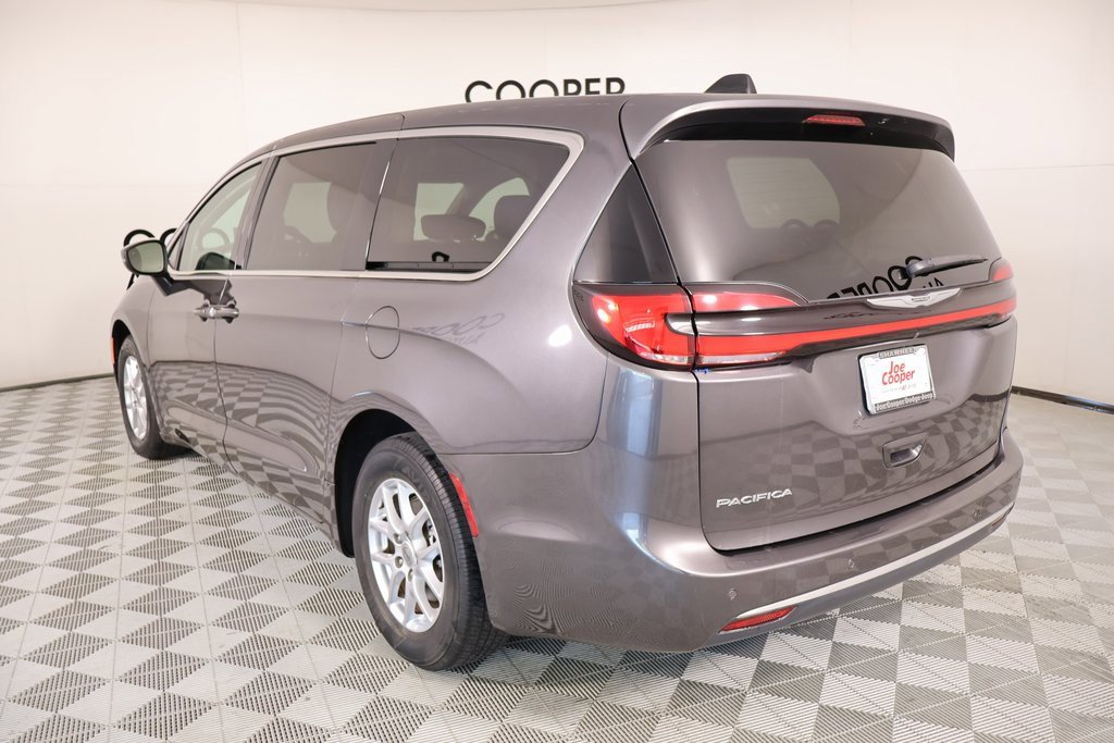 Used 2023 Chrysler Pacifica Touring-L image 22