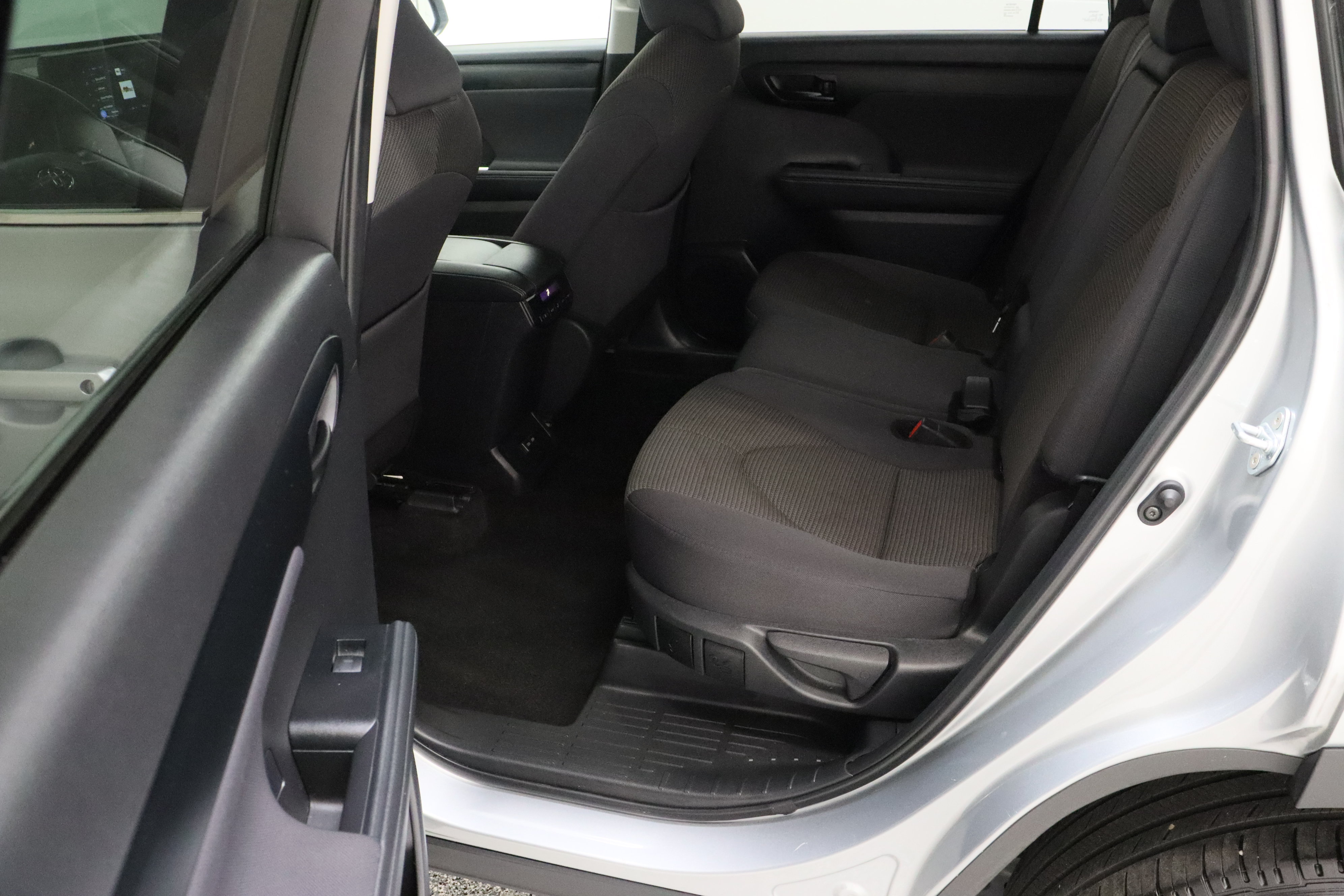 Certified 2025 Toyota Highlander LE FWD image 28