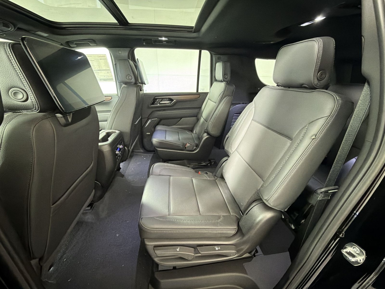 New 2026 GMC Yukon XL Denali w/ Denali Reserve Package AWD/4WD image 25