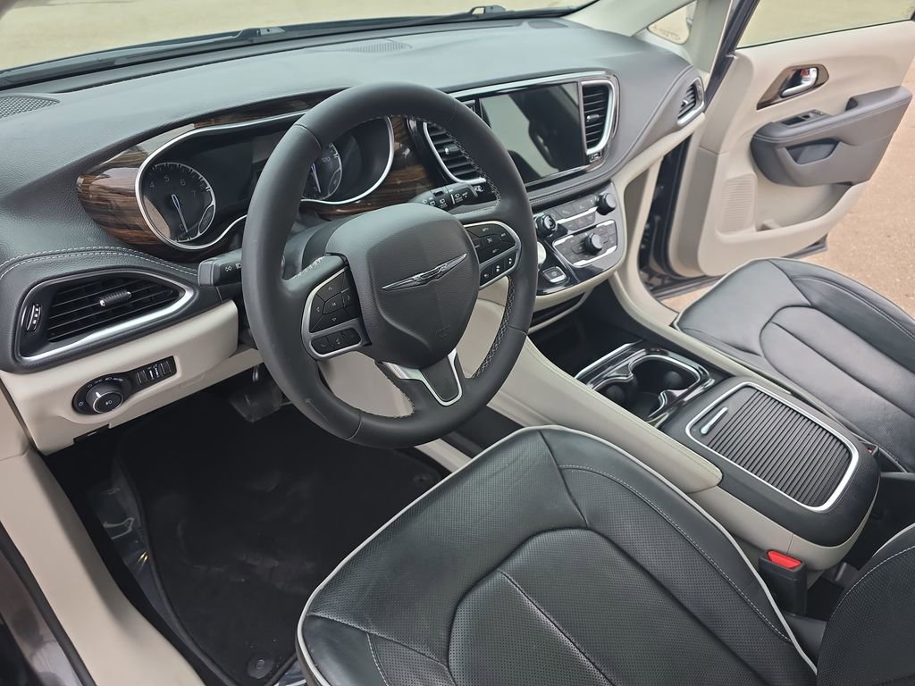 Used 2023 Chrysler Pacifica Limited FWD image 17