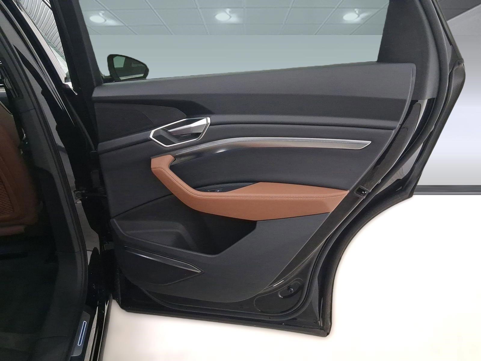 Used 2022 Audi e-tron Premium Plus w/ Premium Plus Package image 31