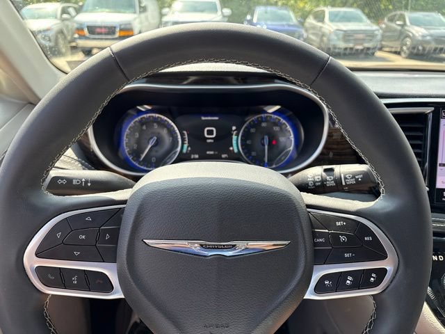 Used 2023 Chrysler Pacifica Limited FWD image 23