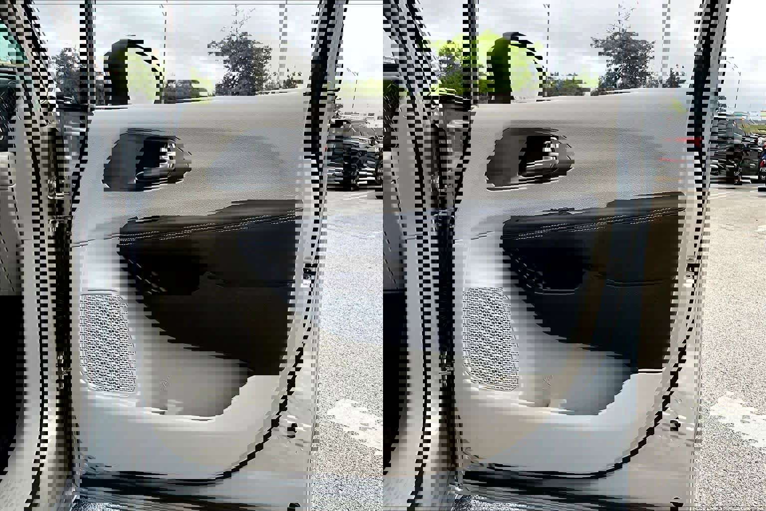 Used 2023 Chrysler Pacifica Touring-L image 23