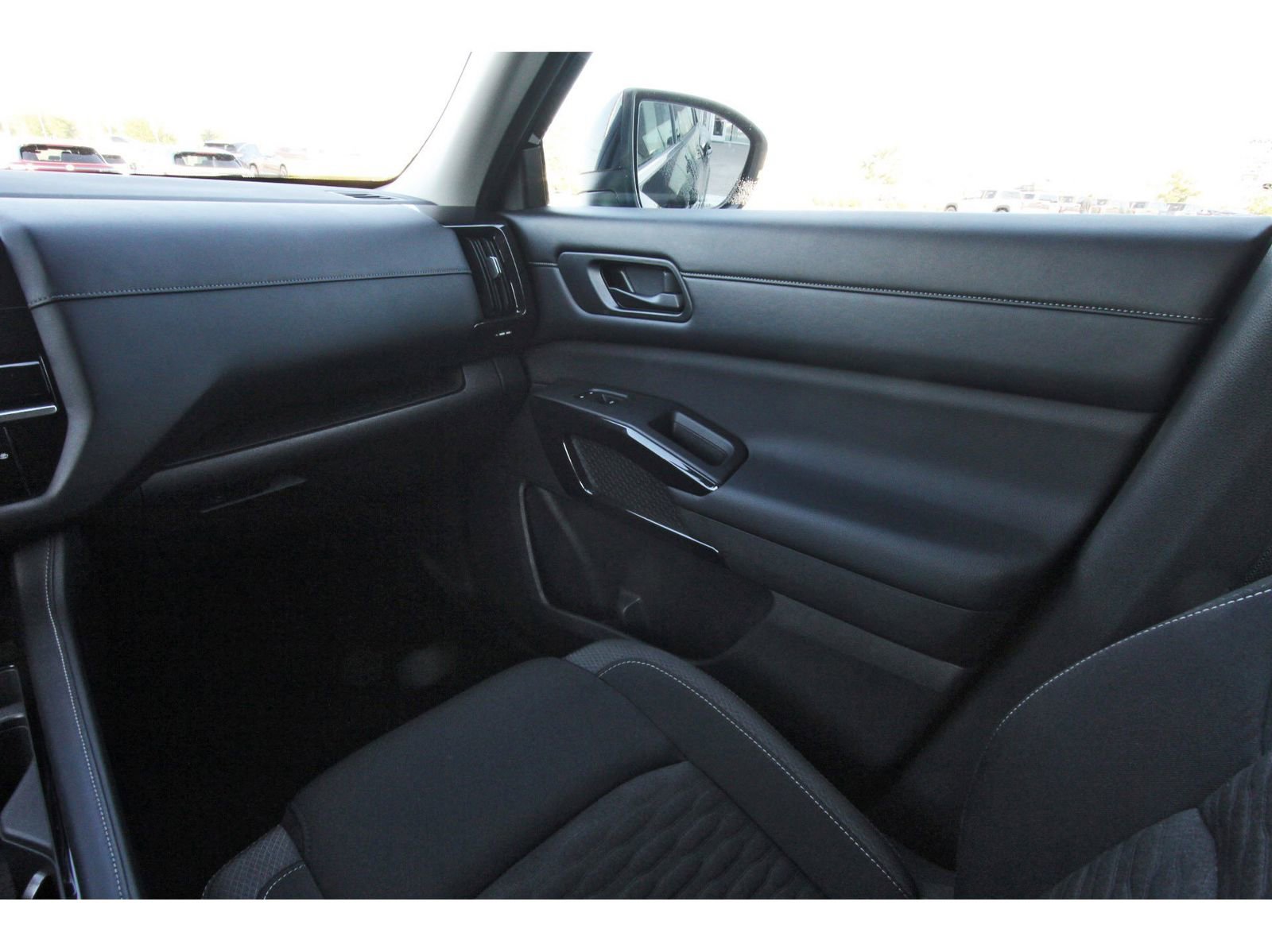 Used 2023 Nissan Pathfinder SV image 13