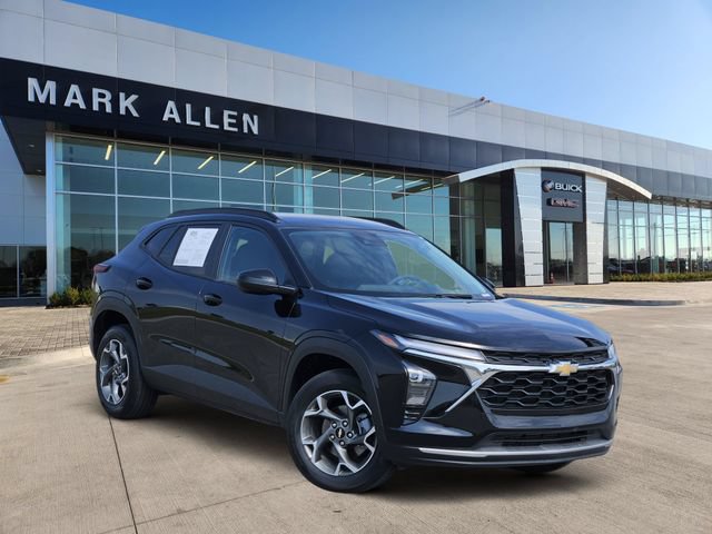 Used 2026 Chevrolet Trax LT FWD image 1