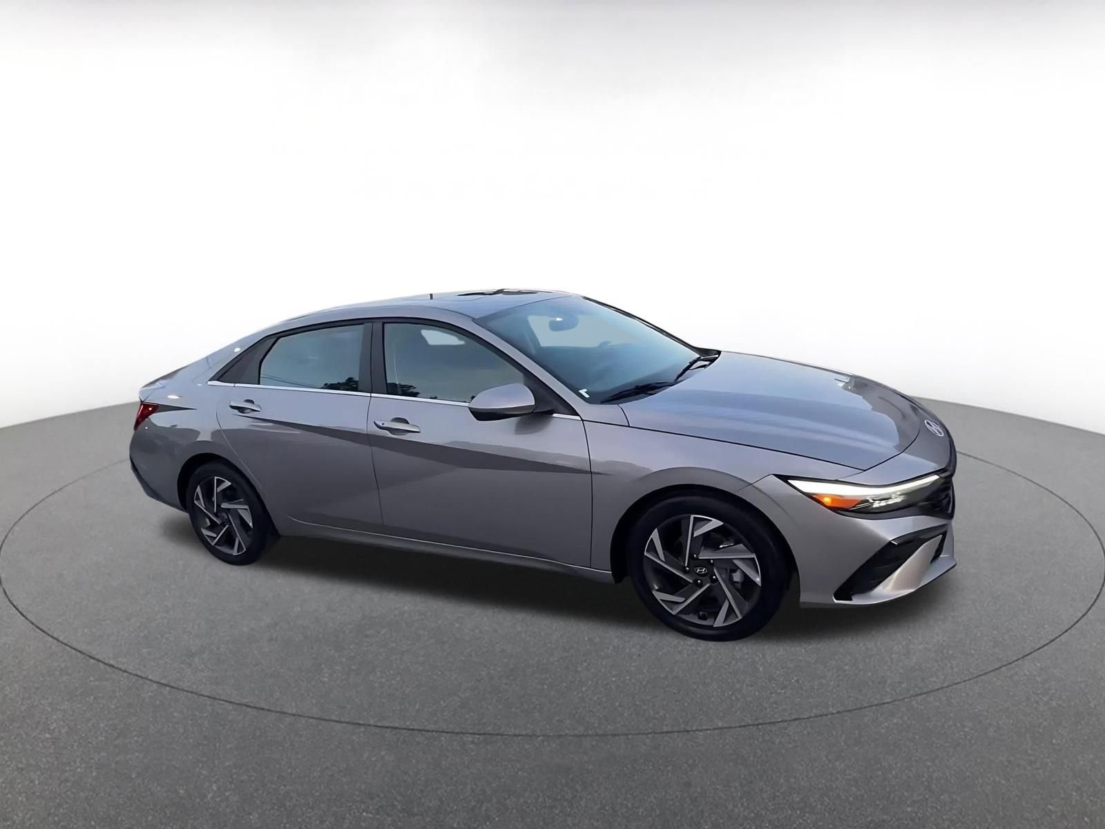 Used 2025 Hyundai Elantra SEL FWD image 2