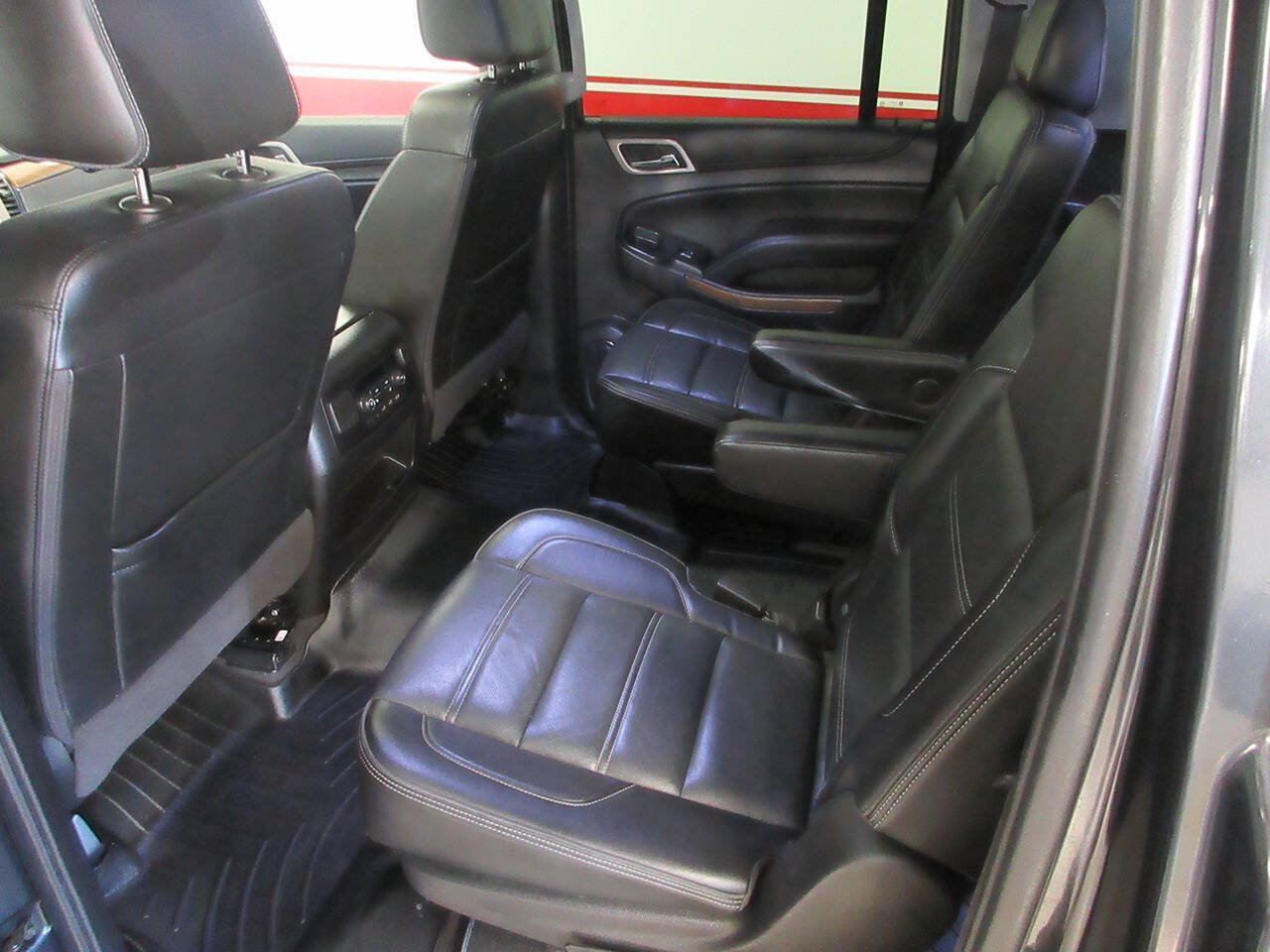 Used 2020 GMC Yukon XL Denali w/ Denali Premium Package AWD/4WD image 25