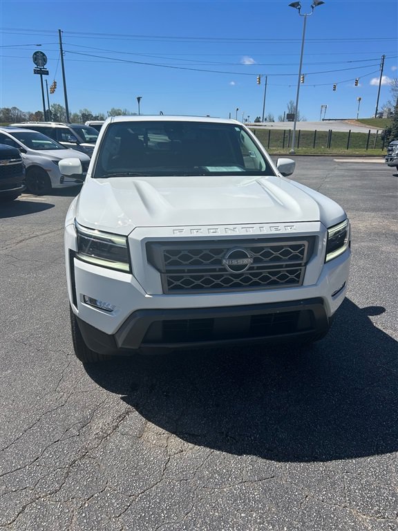 Used 2024 Nissan Frontier SL RWD image 3