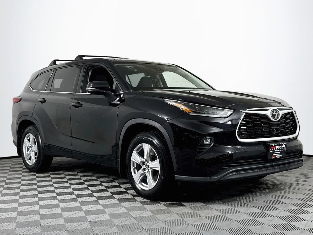 Used 2021 Toyota Highlander LE AWD/4WD image 1