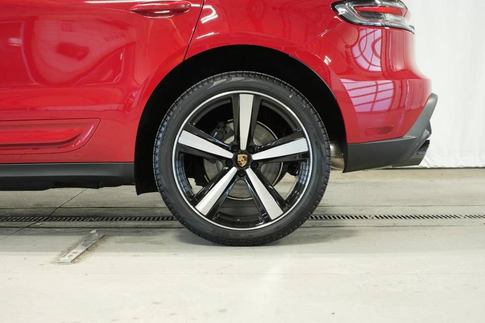 Certified 2026 Porsche Macan AWD/4WD image 45