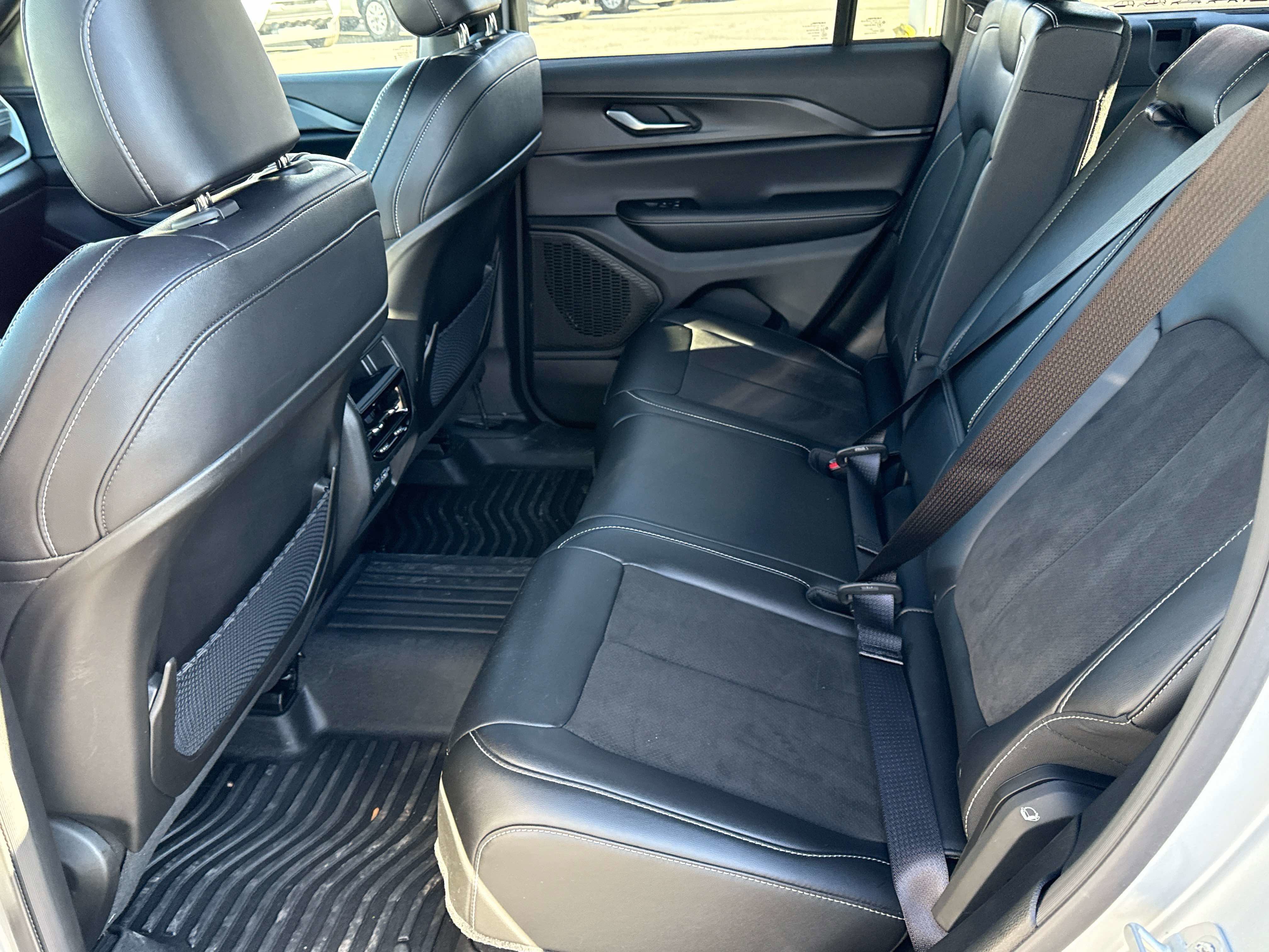 Used 2024 Jeep Grand Cherokee Altitude image 13