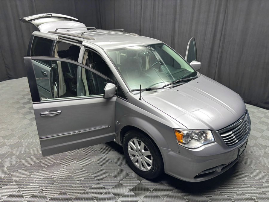 Used 2016 Chrysler Town & Country Touring w/ Driver Convenience Group image 21