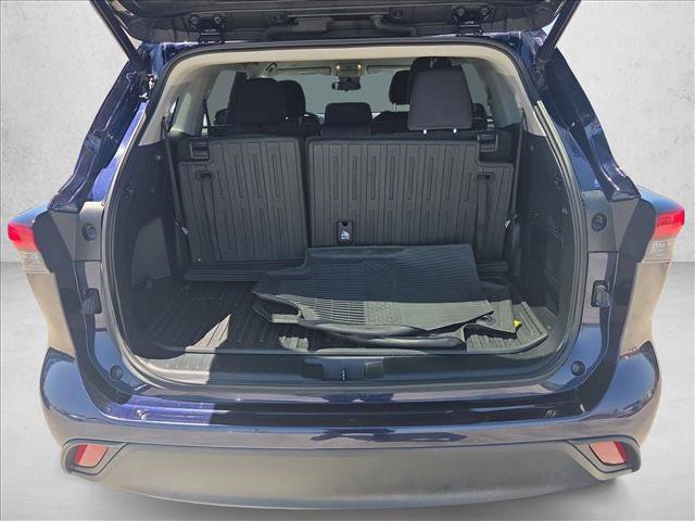 Used 2022 Toyota Highlander LE FWD image 6
