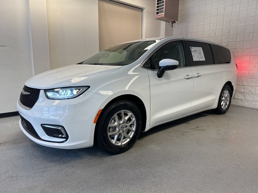 Used 2023 Chrysler Pacifica Touring-L FWD image 2