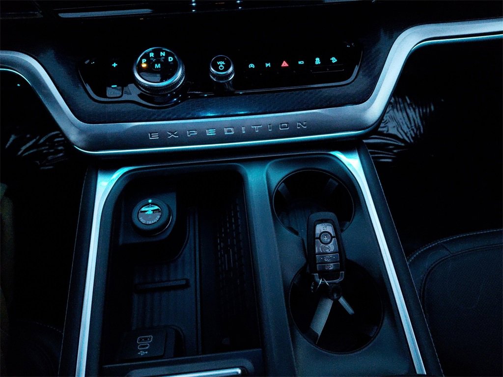 New 2025 Ford Expedition Platinum w/ Stealth Performance Package image 34