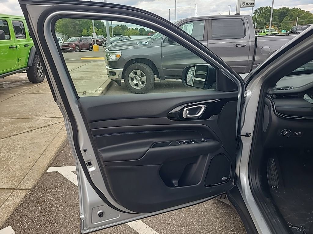 New 2025 Jeep Compass Limited w/ Sun & Sound Group image 9
