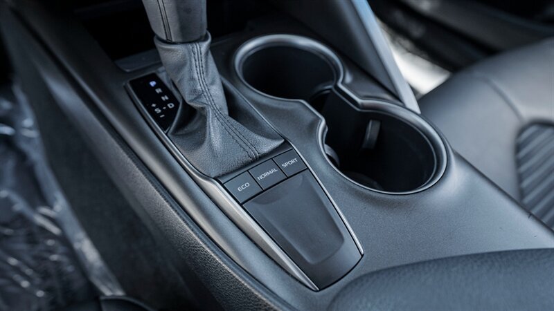 Used 2022 Toyota Camry SE w/ Convenience Package FWD image 30