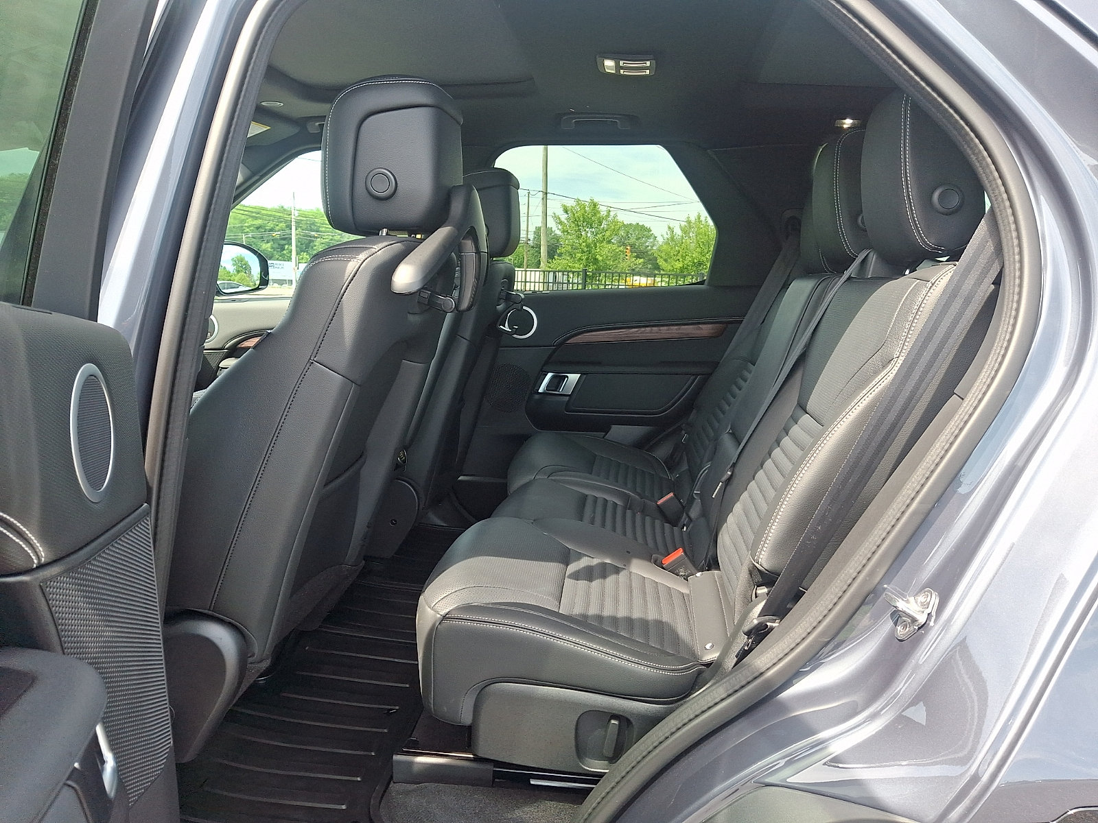 Used 2025 Land Rover Discovery Dynamic SE AWD/4WD image 10