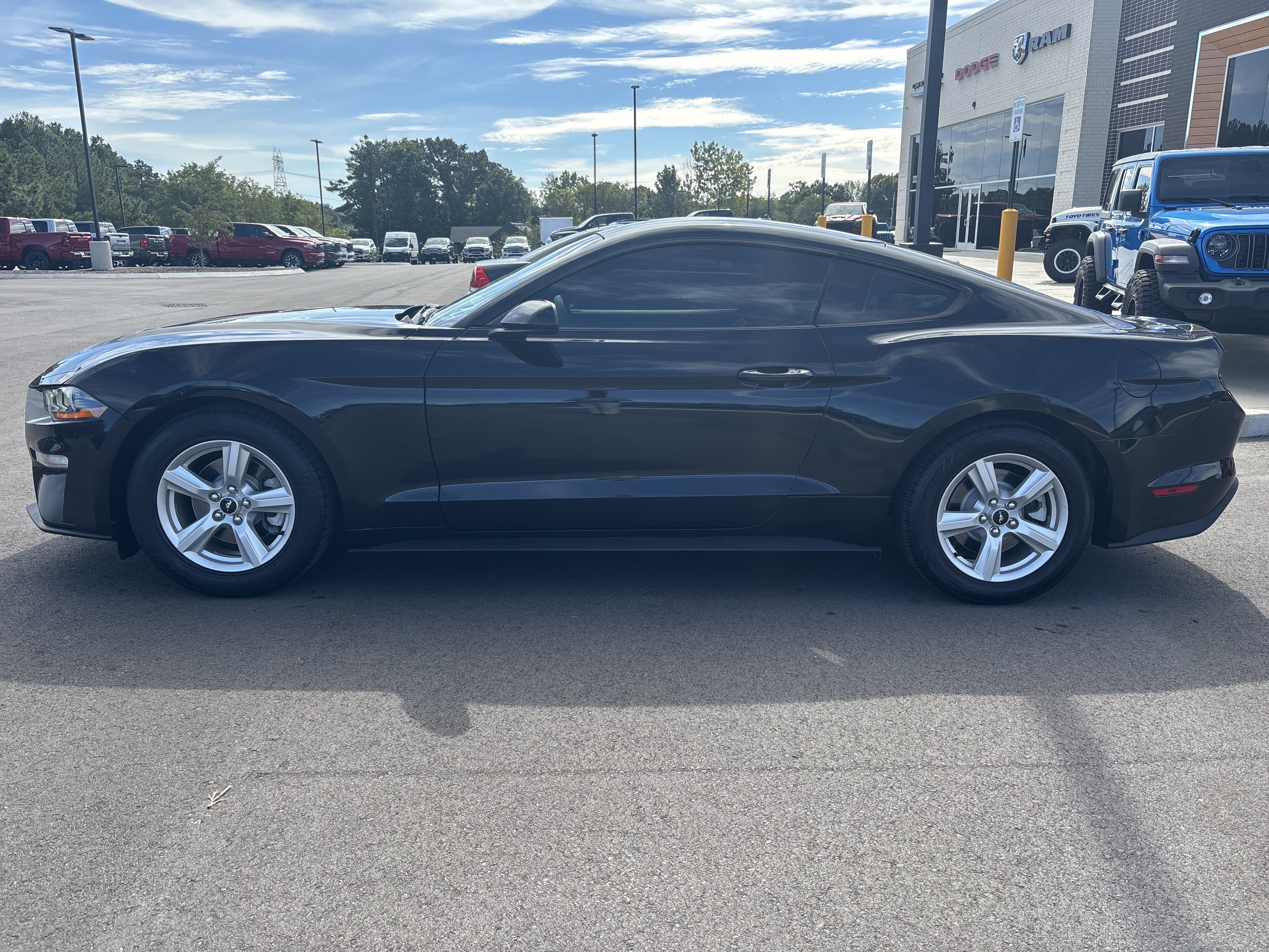 Used 2019 Ford Mustang Coupe RWD image 2