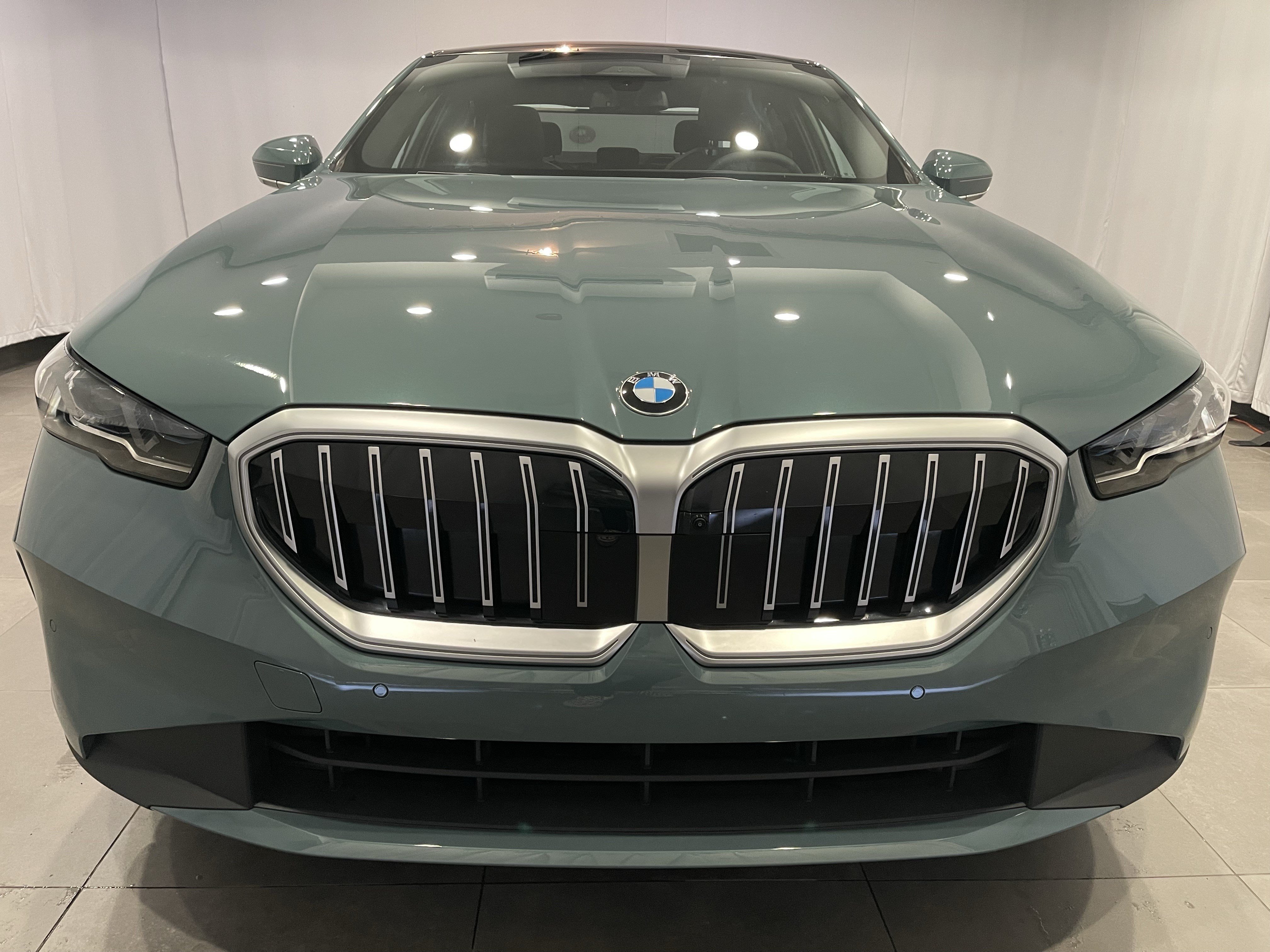 Used 2027 BMW 540i xDrive AWD/4WD image 2
