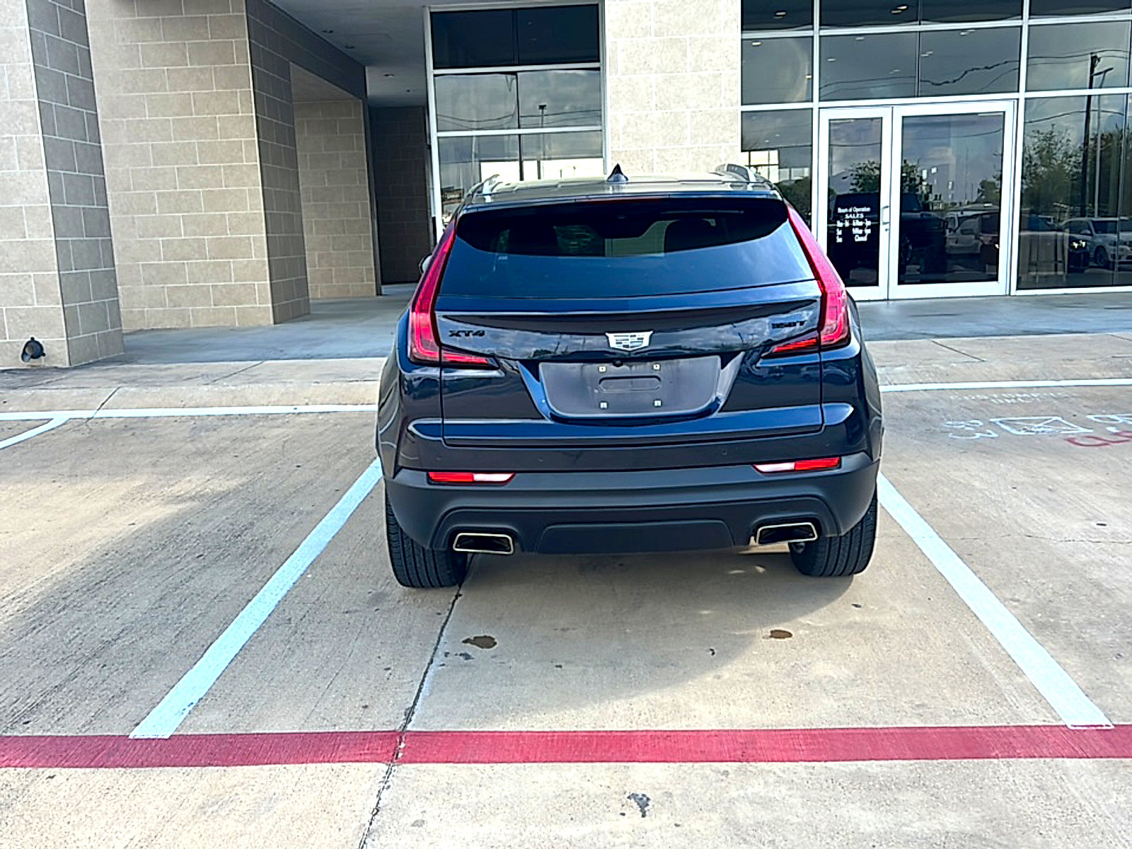 Used 2023 Cadillac XT4 Luxury w/ LPO, Onyx Lite Package image 5