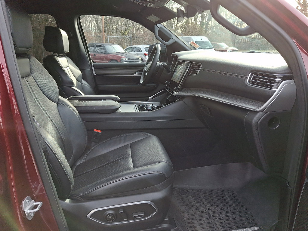 Used 2024 Jeep Wagoneer L Series II w/ Flexible Seating Group image 10