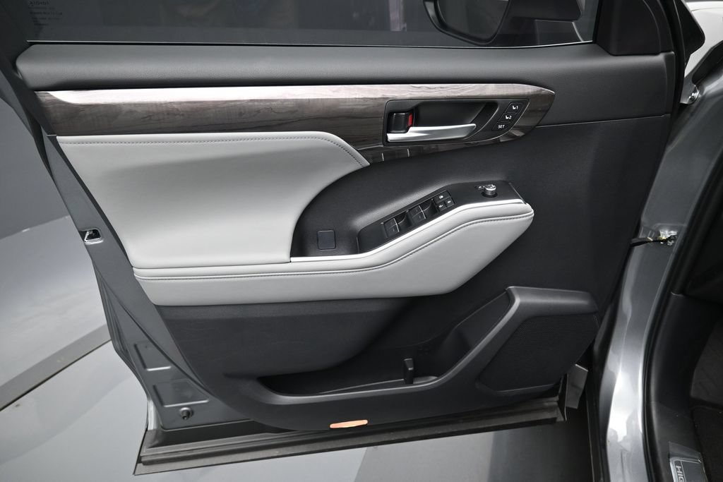 Certified 2026 Toyota Highlander Platinum AWD/4WD image 11