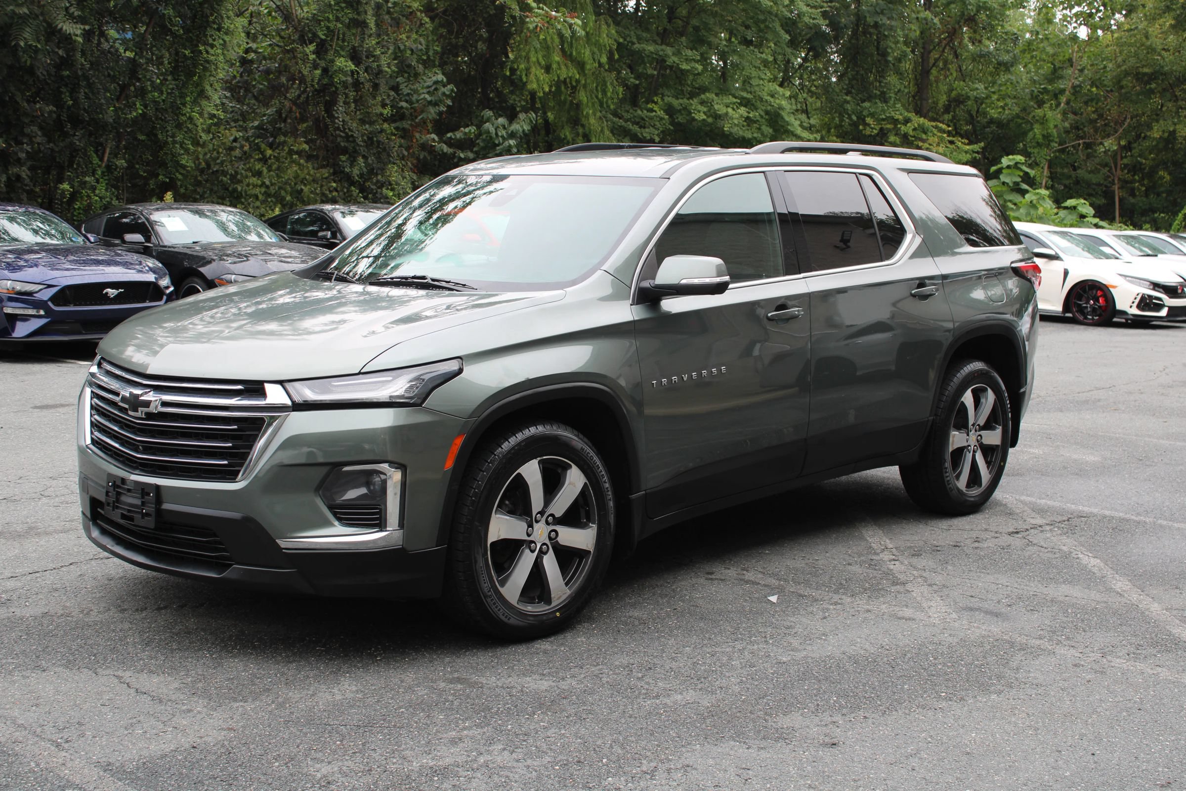 Used 2022 Chevrolet Traverse LT w/ LT Premium Package AWD/4WD image 3