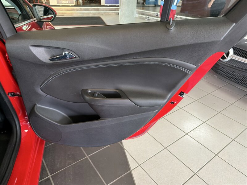 Used 2019 Chevrolet Cruze Premier FWD image 22