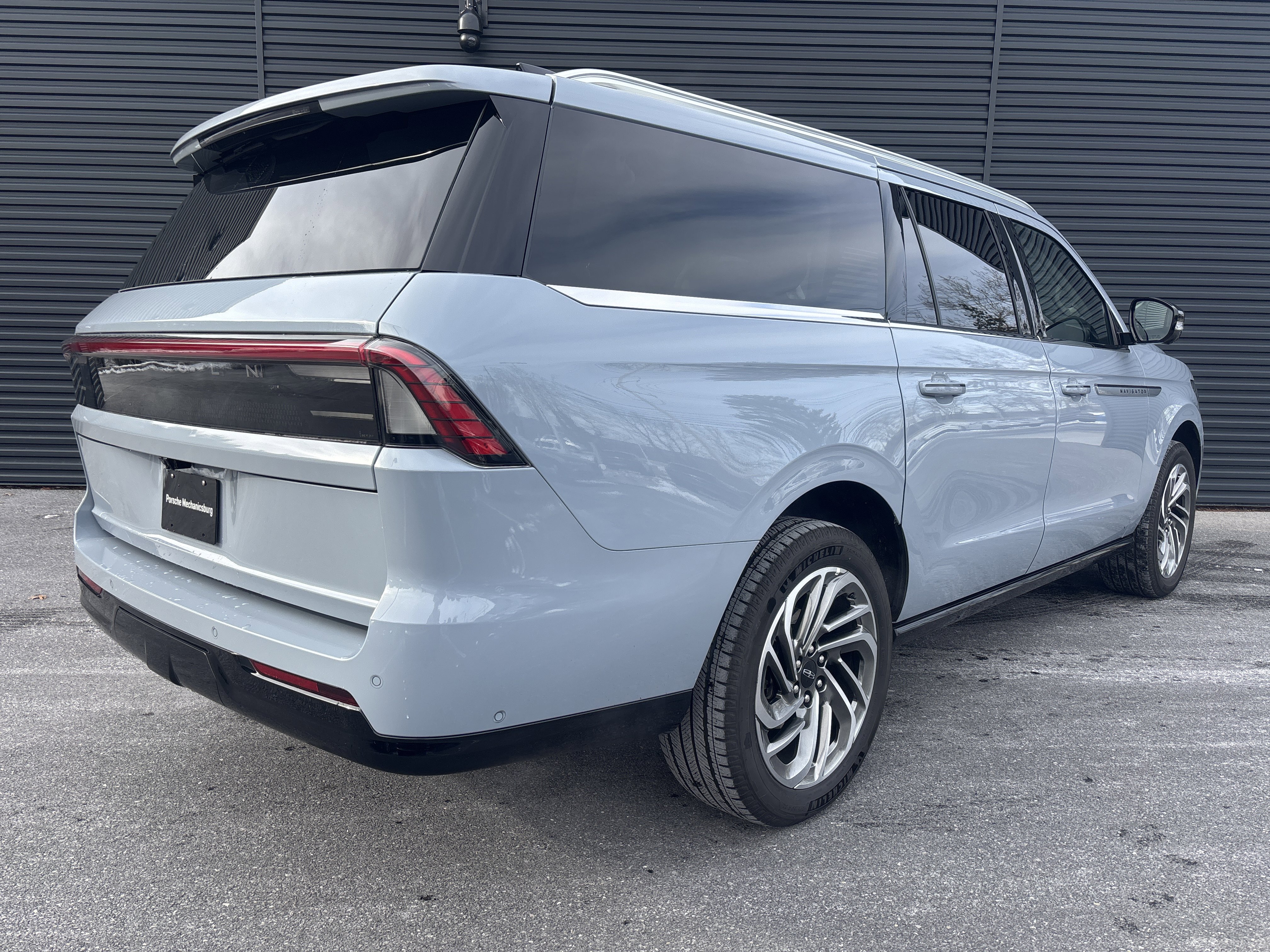 Used 2025 Lincoln Navigator L Reserve image 5