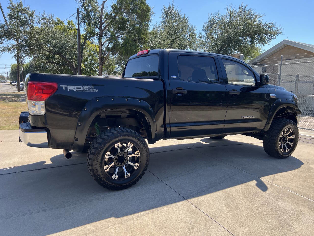 Used 2010 Toyota Tundra 4x4 CrewMax image 12