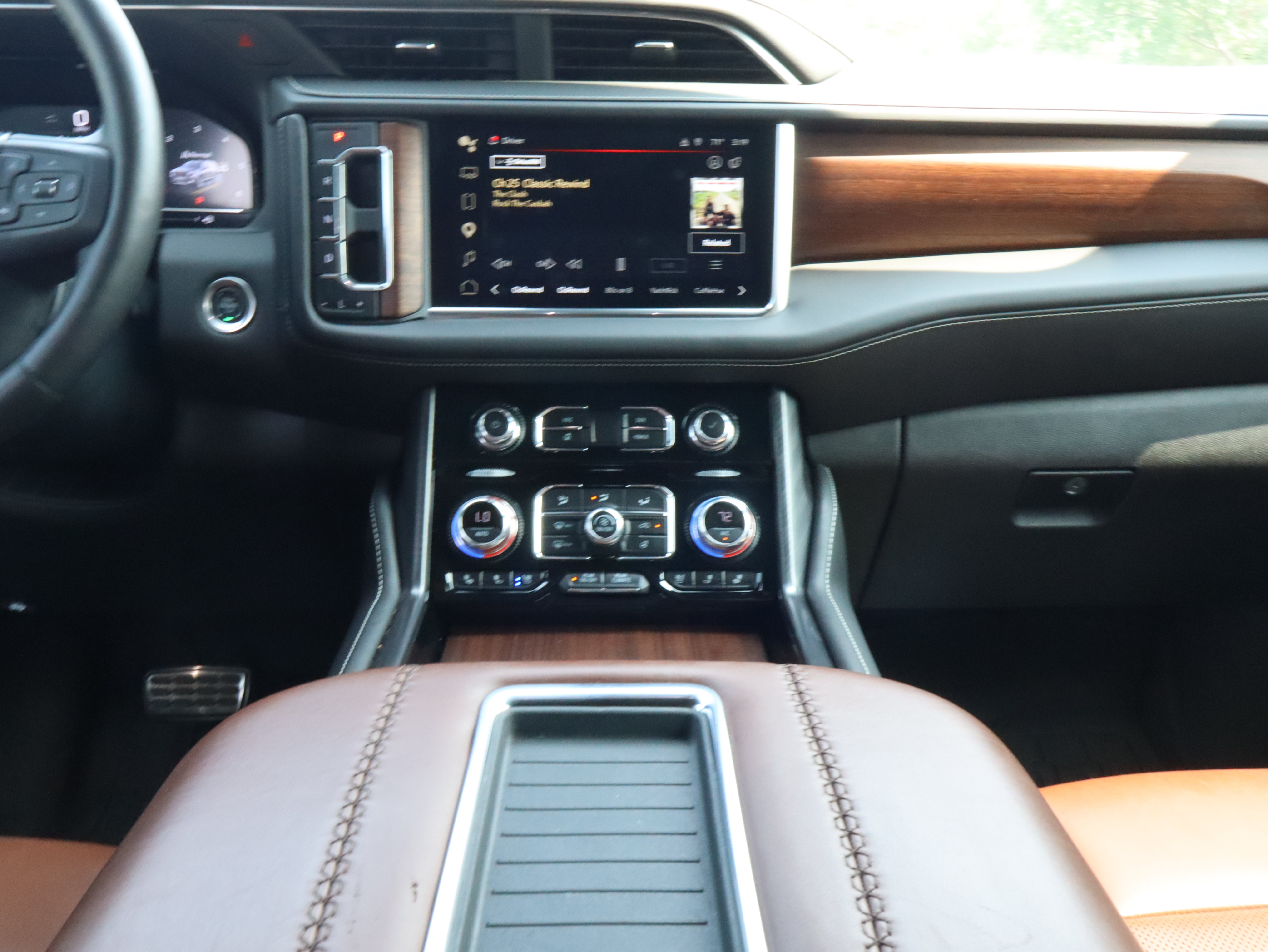 Used 2024 GMC Yukon Denali Ultimate AWD/4WD image 12