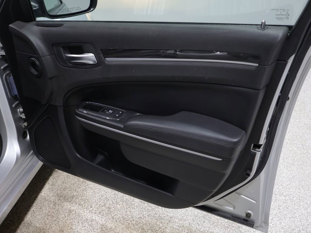 Used 2019 Chrysler 300 Touring image 24