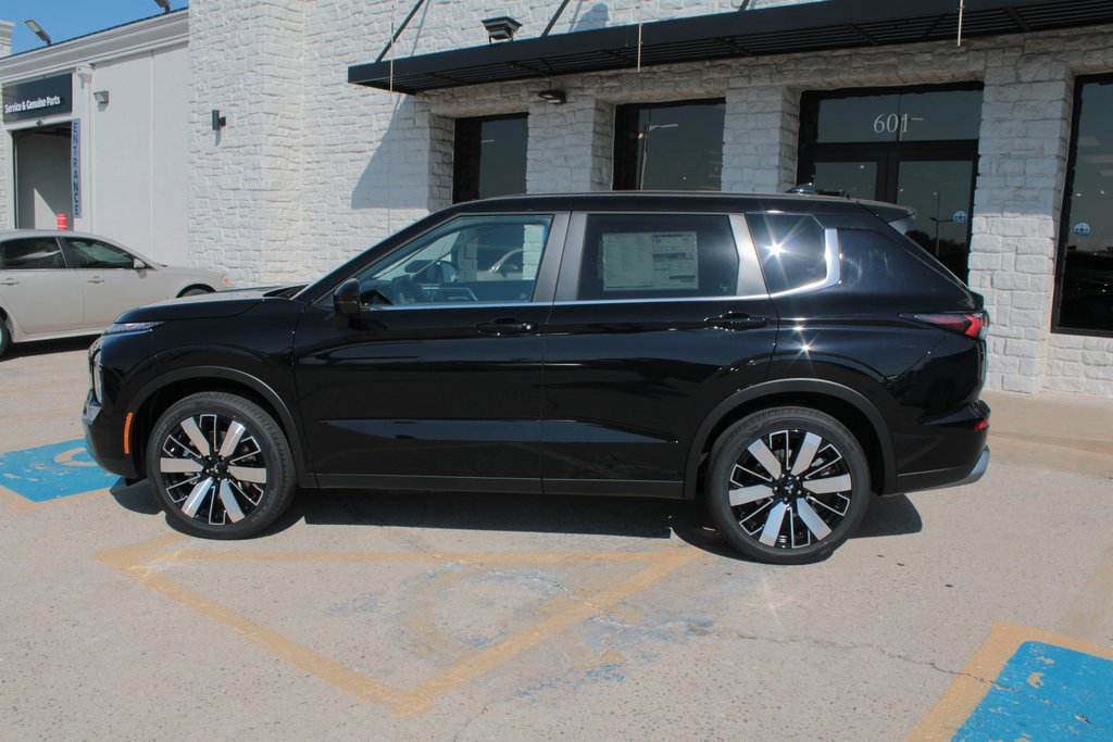 New 2025 Mitsubishi Outlander SE image 12