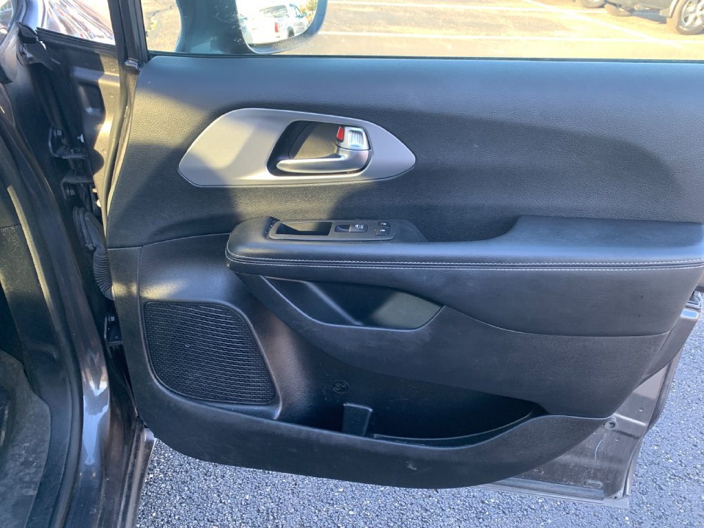 Used 2021 Chrysler Pacifica Touring-L w/ Uconnect Theater Family Group FWD image 20