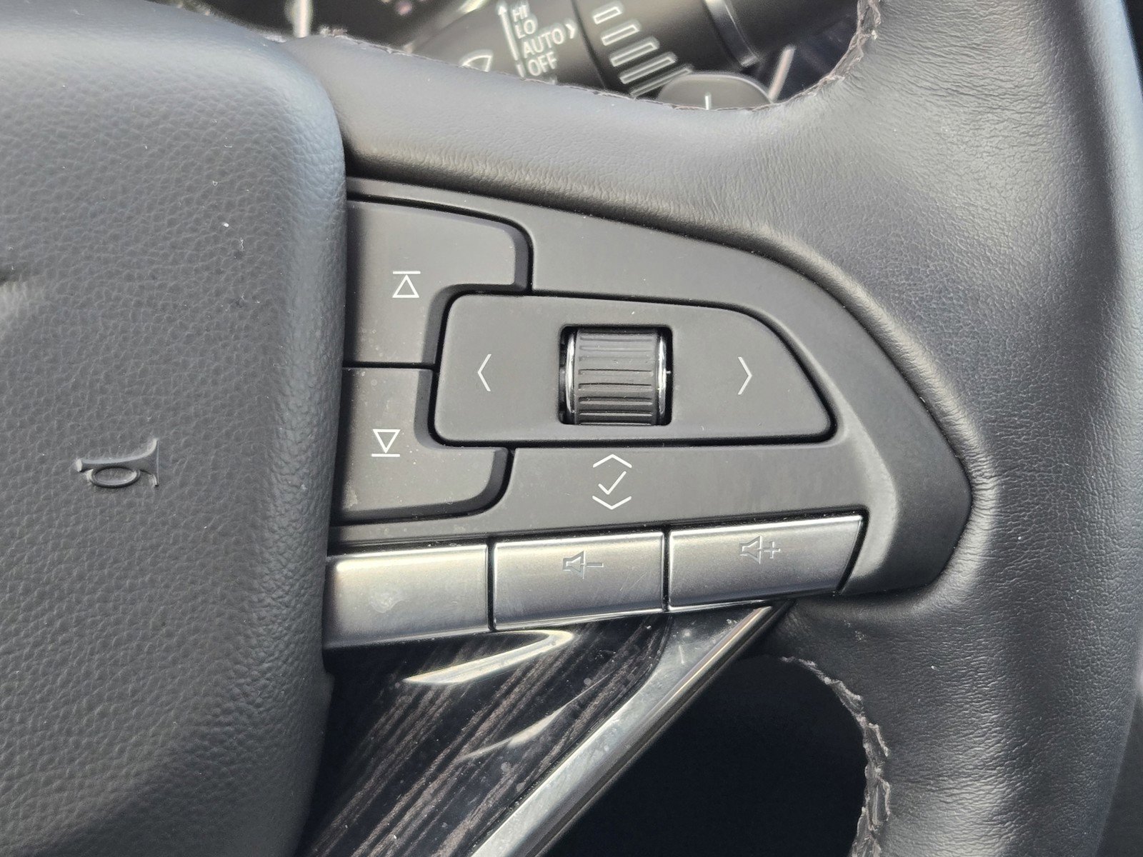 Certified 2025 Cadillac XT6 Premium Luxury image 25