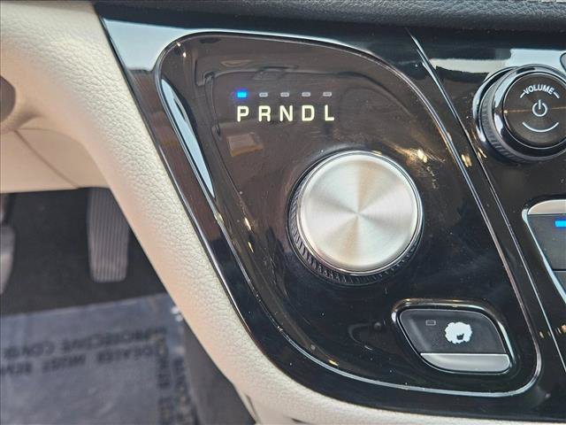 Used 2023 Chrysler Pacifica Touring-L FWD image 12